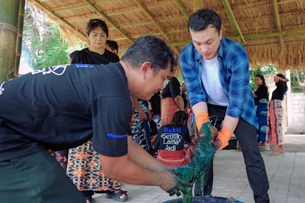 Duta Bakti BCA Nicholas Saputra bersama manajemen BCA dan WARLAMI menghadiri kegiatan program Pembinaan Wastra Warna Alam di Sumba Timur, Nusa Tenggara Timur (NTT) pada Jumat (12/12).