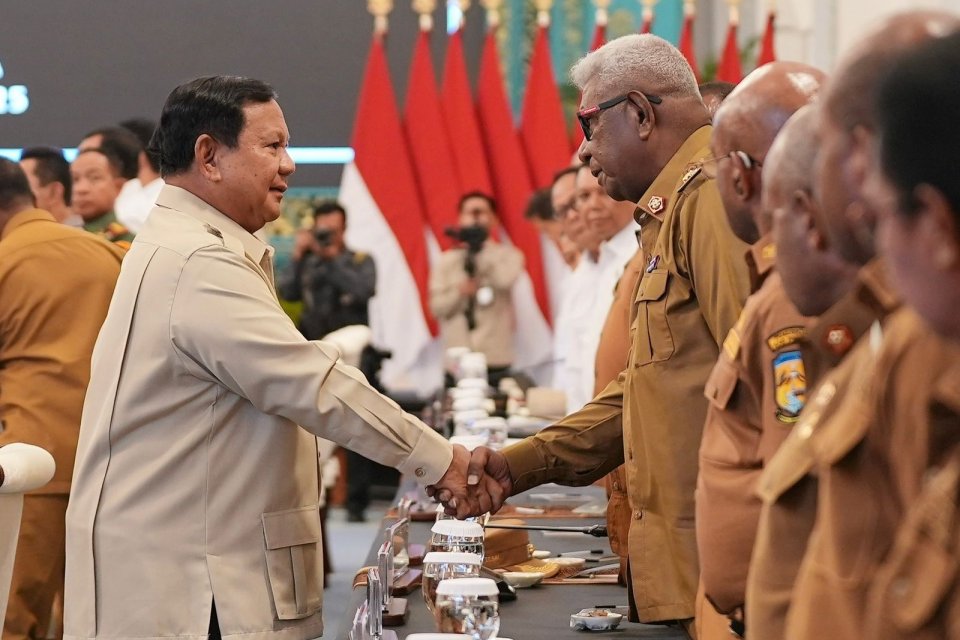 Presiden Prabowo Subianto saat memberikan arahan kepada Kepala Daerah se-Papua dan unsur KEPP-OKP di Istana Negara, Selasa (16/12).