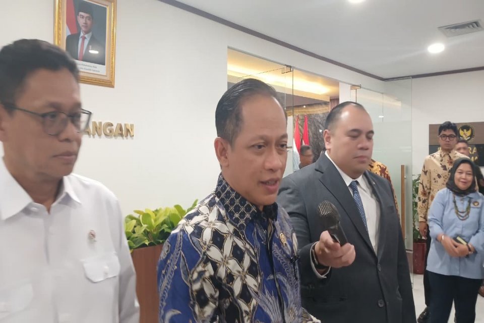 Menteri Lingkungan Hidup Hanif Faisol Nurofiq (tengah) dan Chief Investment Officer (CIO) BPI Danantara Pandu Sjahrir (kanan), memberikan keterangan pers usai Rapat Koordinasi Pengelolaan Sampah di Kementerian Koordinator Bidang Pangan, di Jakarta, Rabu (