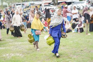 Warga Membawa LPG 3 Kg di Aceh