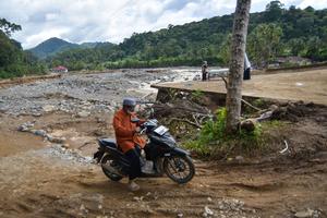 Jalan darurat kembali dibuka di Batu Busuk di Padang