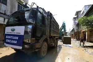 Pembersihan jalan pascabencana banjir Aceh Tamiang
