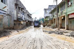 Pembersihan jalan pascabencana banjir Aceh Tamiang