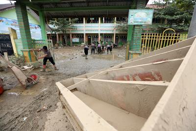 Polri bersihkan fasilitas pendidikan di Aceh Tamiang