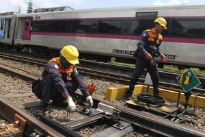 Pemeliharaan jalur kereta jelang Natal