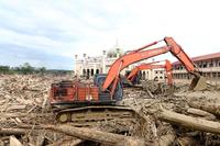 Pembersihan gelondongan kayu di Aceh Tamiang