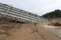 Jembatan Lubuk Sidup rusak akibat banjir Aceh Tamiang