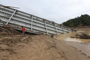 Jembatan Lubuk Sidup rusak akibat banjir Aceh Tamiang