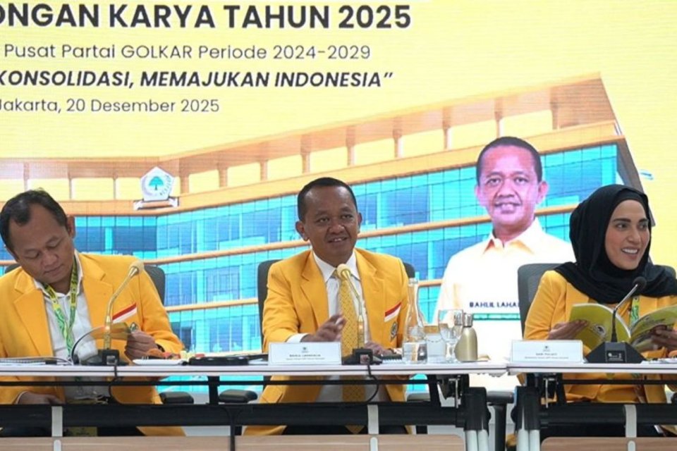 Ketua Umum Partai Golkar Bahlil Lahadalia (tengah) bersama Sekjen Partai Golkar Muhammad Sarmuji (kiri) dan Bendahara Umum Partai Golkar Sari Yuliati (kanan) saat Rapimnas Partai Golkar di Jakarta, Sabtu (20/12/2025). 