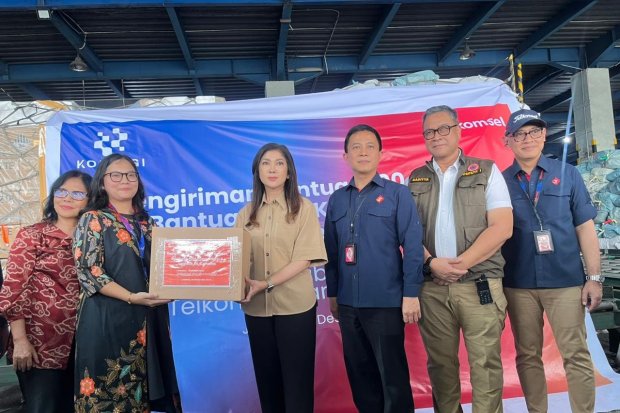 Kementerian Komdigi dan Telkomsel Kirimkan Bantuan Pemerintah untuk Aceh - Sumatera, di Halim Perdanakusuma, Senin (22/12)