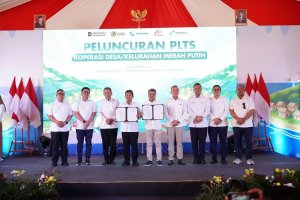 Pertamina New & Renewable Energy meluncurkan program PLTS untuk Kopdes Merah Putih di Batam, Kepulauan Riau, Sabtu (20/12).