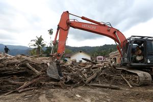 Pembersihan jalan pascabencana banjir Aceh Timur