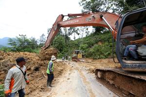 Pembersihan jalan pascabencana banjir Aceh Timur