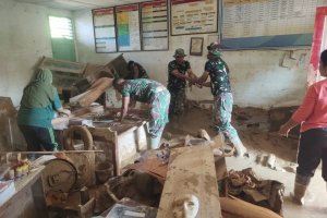 Pemulihan sarana Pendidikan, TNI gotong royong bersihkan SD 158502 Sibuluan Nauli Tapanuli Tengah, Sabtu (20/12/2025)