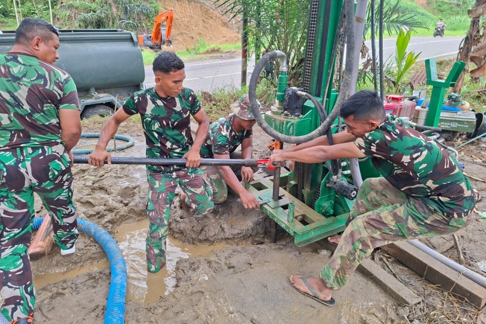 Anggota TNI bersama BNPB dan Polri membangun sumur bor di Aceh Tamiang untuk memastikan ketersediaan air bersih bagi warga terdampak banjir dan longsor.