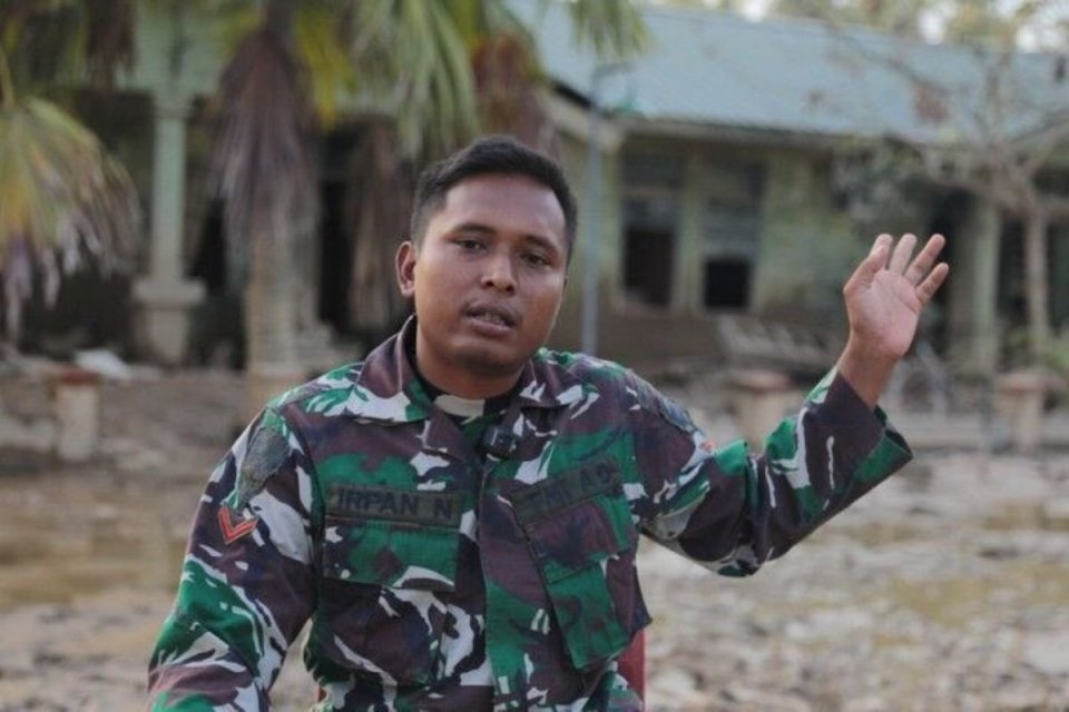 Prajurit TNI di Aceh Tamiang tetap bertugas memulihkan fasilitas publik meski rumah dinas mereka tersapu banjir bandang, didorong empati dan semangat kemanusiaan.