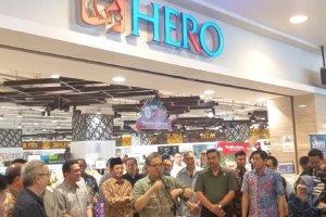 Menteri Koordinator Bidang Perekonomian Airlangga Hartarto saat memberikan keterangan pers di Pondok Indah Mal 1, Jakarta, Jumat (26/12).