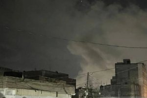 Asap mengepul setelah serangan udara di Sanaa, Yaman (15/3/2025)