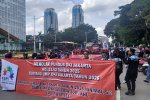 Demonstrasi buruh yang menuntut kenaikan upah minimum (UMP) di Jakarta, Senin (29/12/2025). 