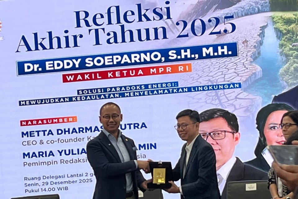 Wakil Ketua Majelis Permusyawaratan Rakyat Eddy Soeparno serta CEO & co-founder Katadata Metta Dharmasaputra dalam Diskusi Media Refleksi Akhir Tahun 2025 di Jakarta, Senin (29/12).
