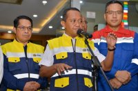 Menteri ESDM Bahlil Lahadalia (tengah) memberikan keterangan pers usai meninjau Terminal BBM Plumpang, Jakarta Utara.