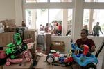 Penyaluran bantuan mainan untuk korban bencana