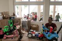 Penyaluran bantuan mainan untuk korban bencana