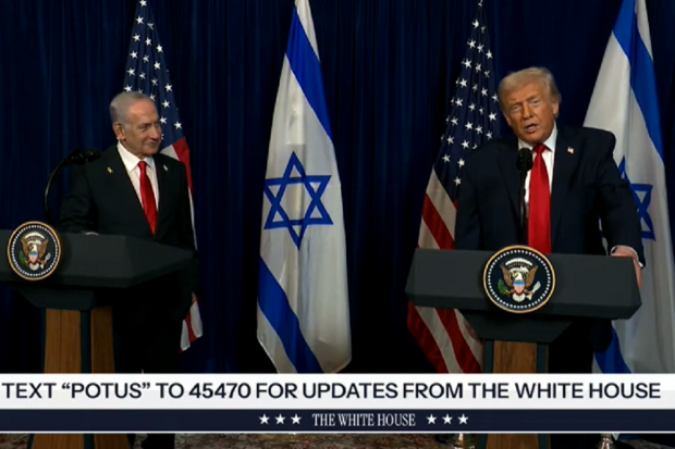 Presiden Amerika Serikat Donald Trump bertemu Perdana Menteri Israel Benjamin Netanyahu di Mar-A-Lago, Florida, Senin (29/12).
