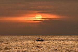 Matahari terbenam terakhir tahun 2025 di Pulau Lombok