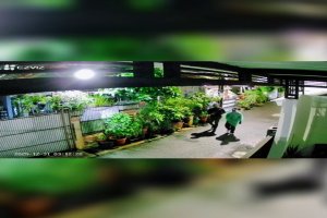 Dua orang pelempar bom molotov di rumah DJ Donny tampak dari rekaman CCTV. 