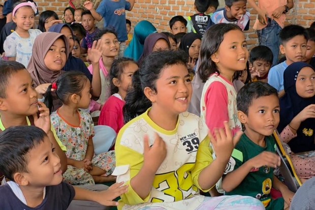 Ilustrasi. Kegiatan trauma healing untuk masyarakat dan anak-anak yang mengungsi di SDN 05 Kayu Pasak dari Talenta Svara Berta dan Komunitas Dongeng Academy, di Kecamatan Palembaian, Kabupaten Agam, Selasa (23/12/2025).