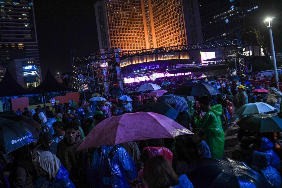 Warga memadati kawasan Bundaran Hotel Indonesia saat perayaan pergantian tahun 2026 di Jakarta, Rabu (31/12/2025). Pemprov DKI Jakarta menggelar malam puncak pergantian tahun di kawasan tersebut dengan menampilkan sejumlah hiburan musik dan doa bersama un
