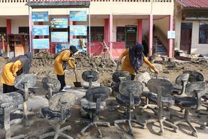 Pembersihan sekolah pascabencana hidrometeorologi