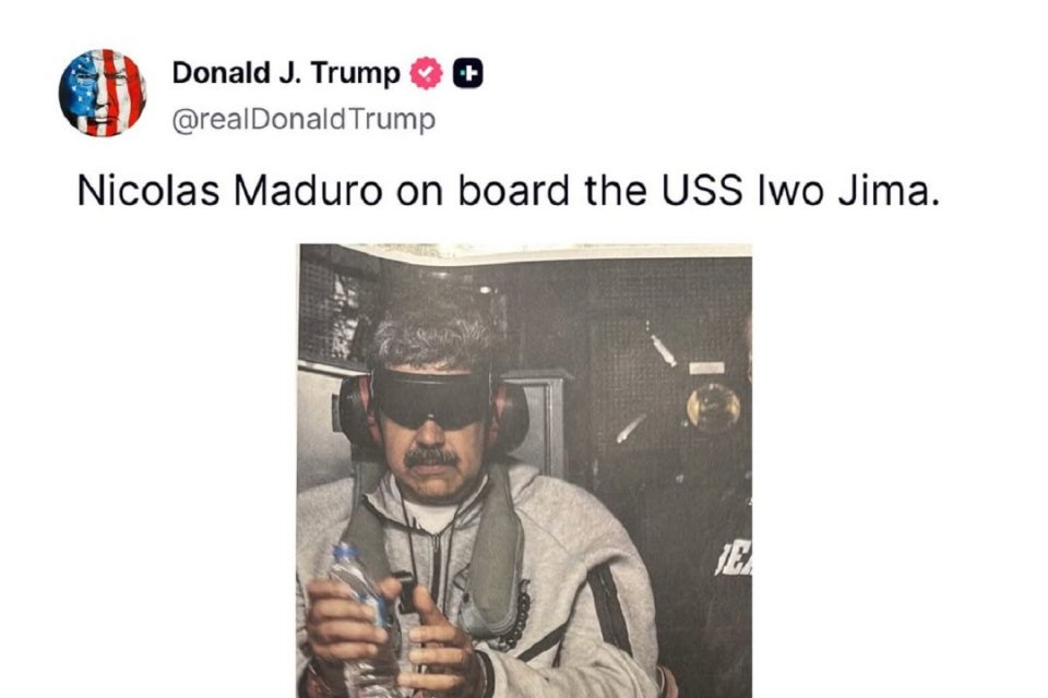 Presiden Amerika Serikat memamerkan foto Presiden Venezuela Nicolas Maduro yang ditangkap AS. Foto: Instagram/White House