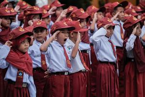 Hari pertama masuk sekolah pascalibur tahun baru di Kendari