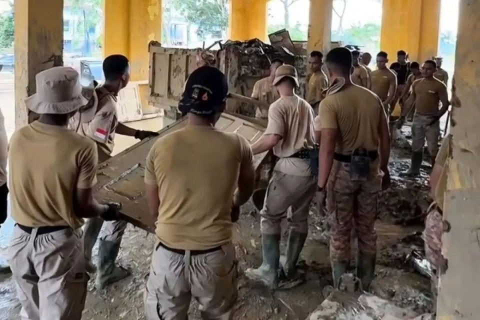 Praja IPDN terlibat dalam pembersihan kantor pemerintah daerah di Aceh Tamiang, Aceh, Minggu (4/1/2026).