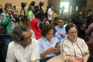 Sutradara Riri Riza (kiri) dan Mira Lesmana (tengah) di Pengadilan Negeri Jakarta Pusat, Senin (3/1).