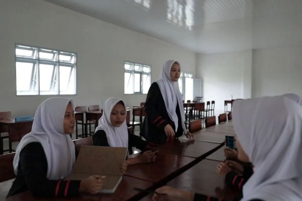 Para siswa melakukan kegiatan belajar mengajar di fasilitas sekolah yang direvitalisasi pemerintah di SMKN 7 Medan, Sumatera Utara, Senin (5/1/2026).