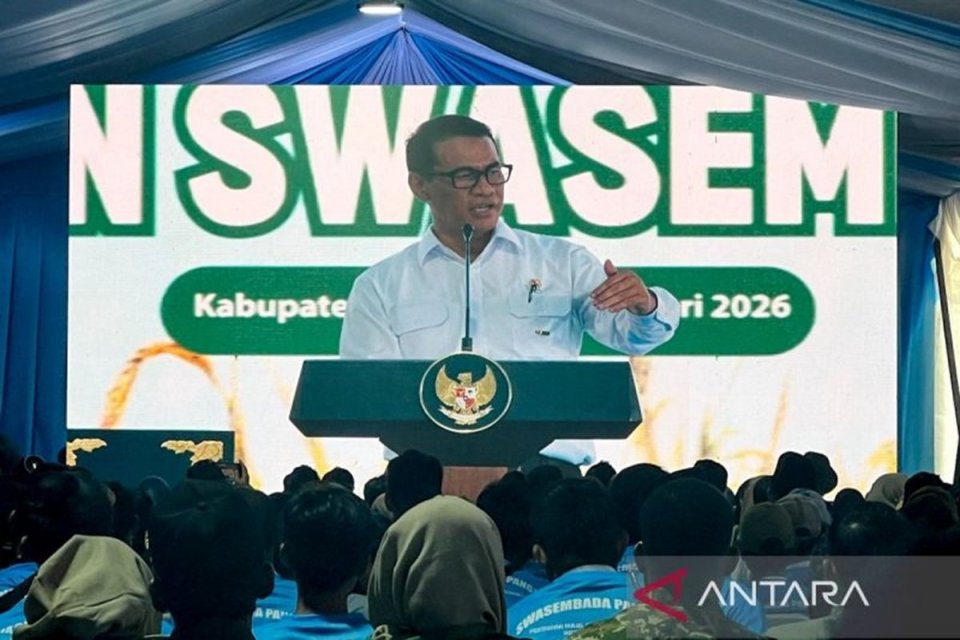 Menteri Pertanian Amran Sulaiman dalam acara Panen Raya dan Pengumuman Swasembada Pangan di Cilebar, Karawang, Jawa Barat, Rabu (7/1).