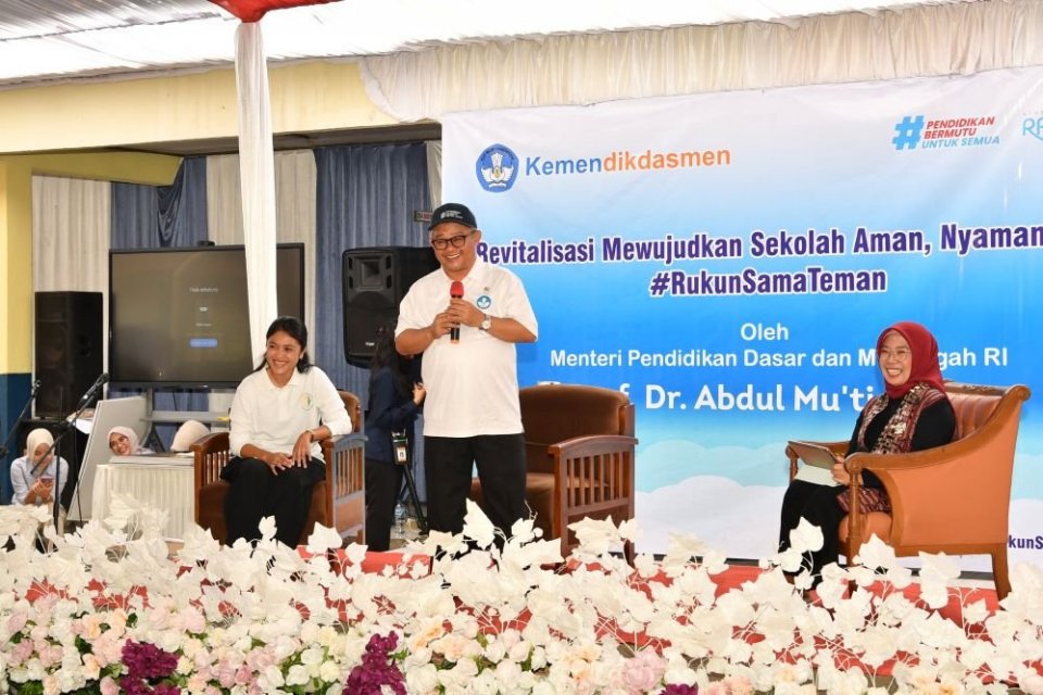 Menteri Pendidikan Dasar dan Menengah, Abdul Mu’ti, meresmikan gedung hasil program revitalisasi di SMP Negeri 1 Tarogong Kaler, Garut, Jawa Barat, yang menghadirkan ruang belajar lebih layak dan nyaman bagi siswa setelah sebelumnya mengalami kebocoran da