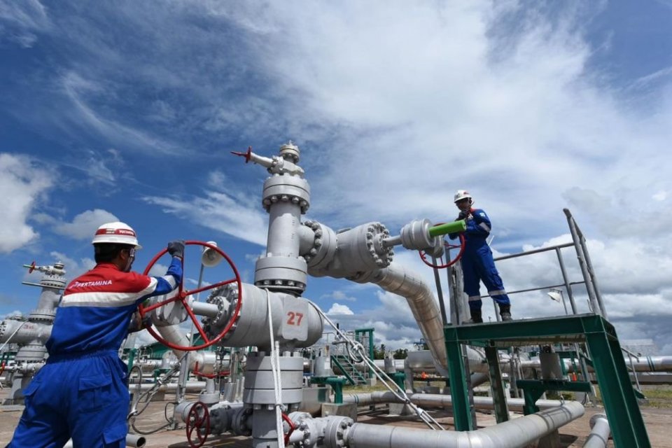 Pekerja Pertamina sedang melakukan pengoperasian fasilitas Pertamina. Kinerja operasional yang disiplin dan berstandar global turut menopang peningkatan skor ESG Pertamina dan mempertahankan peringkat satu dunia di sub industri Integrated Oil and Gas.