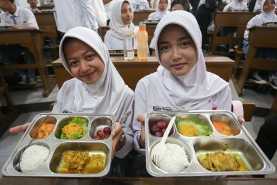 Penyaluran MBG di SMK Negeri 1 Jakarta (Foto: Katadata/Fauza Syahputra)
