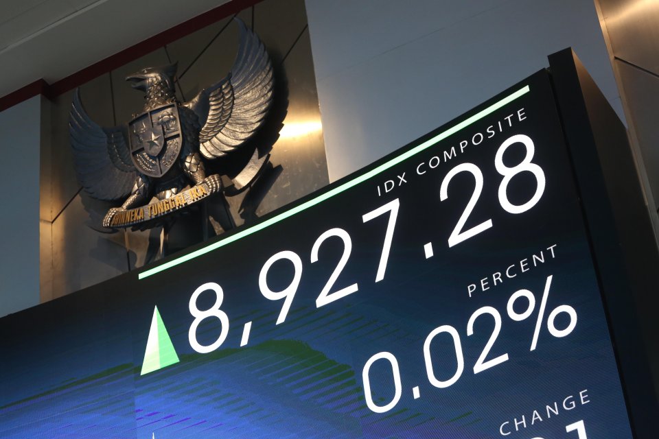 Layar digital yang menampilkan pergerakan harga saham di Bursa Efek Indonesia, Jakarta, Jumat (9/1/2026). Indeks Harga Saham Gabungan atau IHSG naik tipis 0,13% atau 11,28 poin ke level 8.936 pada penutupan perdagangan hari ini.