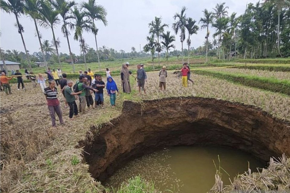 Sinkhole di Sumatera Barat pada 4 Januari 2026,