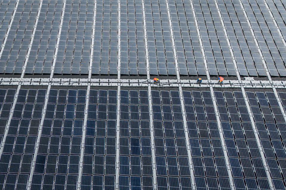 IRENA: Biaya Listrik Surya+Baterai Kalahkan Batu Bara dan Gas — Implikasi ke Transisi Energi Global
