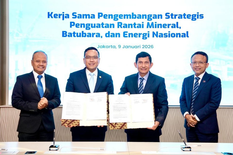 Penandatanganan Kerja Sama Pengembangan Strategis Penguatan Rantai Mineral Batu bara, dan Energi Nasional antara Direktur Utama PT Pertamina (Persero) Simon Aloysius Mantiri dengan Direktur Utama MIND ID Maroef Sjamsoeddin, disaksikan Chief Technology Off