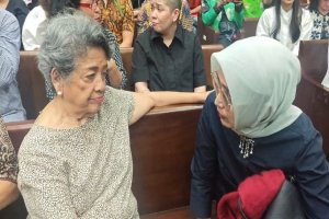 Mantan Direktur Utama PT ASDP Ira Puspadewi (kanan) tengah berbicara dengan ibu dari Nadiem Makarim Atika Algadri di Pengadilan Negeri Jakarta Pusat, 