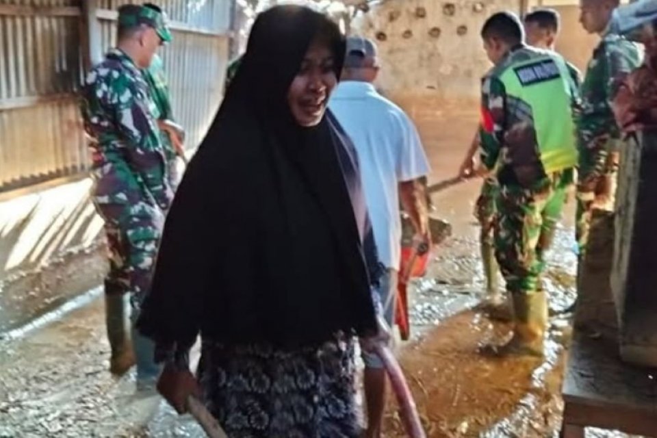 TNI turut membersihkan sisa lumpur pascabanjir bandang di rumah salah seorang warga, di Desa Dayah Adan, Kecamatan Mutiara Timur, Kabupaten Pidie.