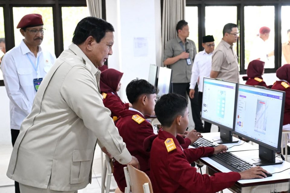 Presiden Prabowo Subianto di Sekolah Rakyat Terpadu (SRT) 9 Balai Besar Pendidikan dan Pelatihan Kesejahteraan Sosial (BBPPKS), Banjarbaru, Kalimantan Selatan, pada Senin (12/1/2026).