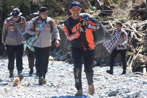 Polri salurkan logistik untuk korban terisolir di Aceh Barat